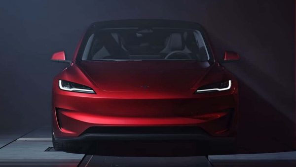 A Tesla disse aos reguladores que a condução assistida estava ativa num acidente fatal, mas isso nunca chegou ao conhecimento público