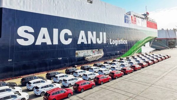 Faltam navios para tantos elétricos chineses: já os empilham em cargueiros de celulose. E a MG tem uma vantagem escondida