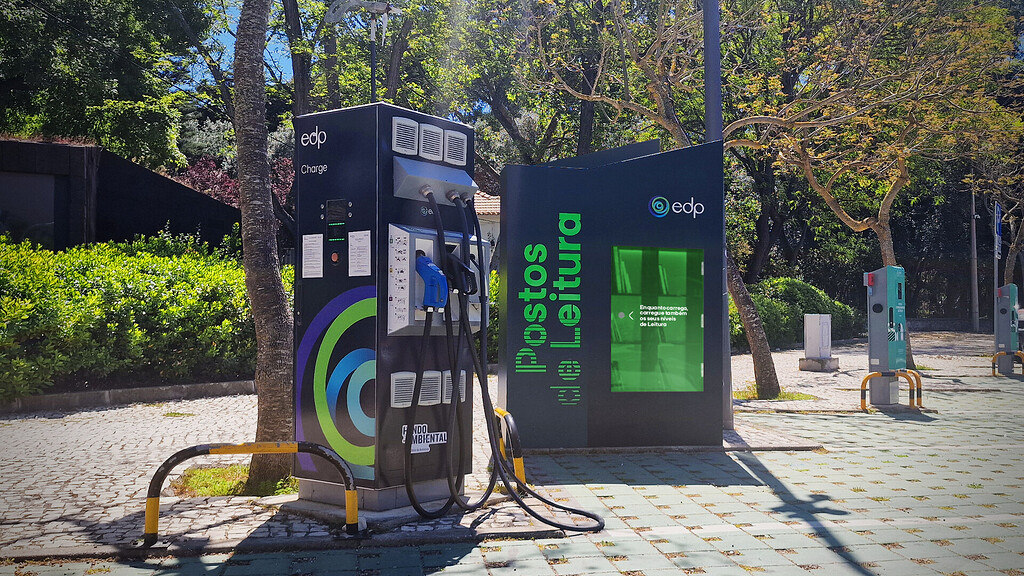 82% dos condutores de elétricos já carregam na rede pública, e Portugal passou os 15 mil pontos. O verão está a mudar os hábitos