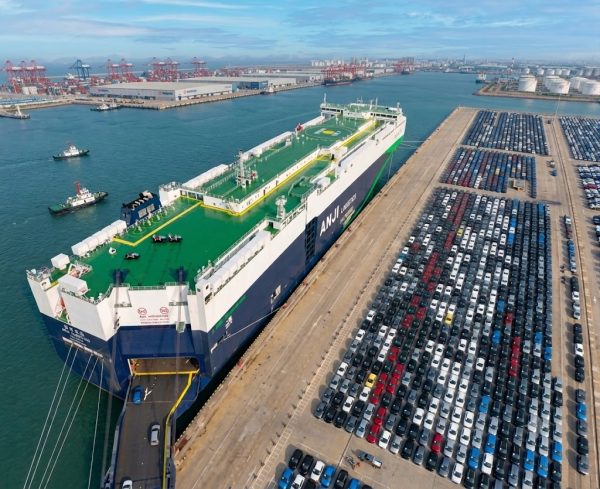 Um milhão de carros num único mês: a China bateu todos os recordes de exportação. Deverá ultrapassar os 10 milhões de veículos exportados no ano 2026!