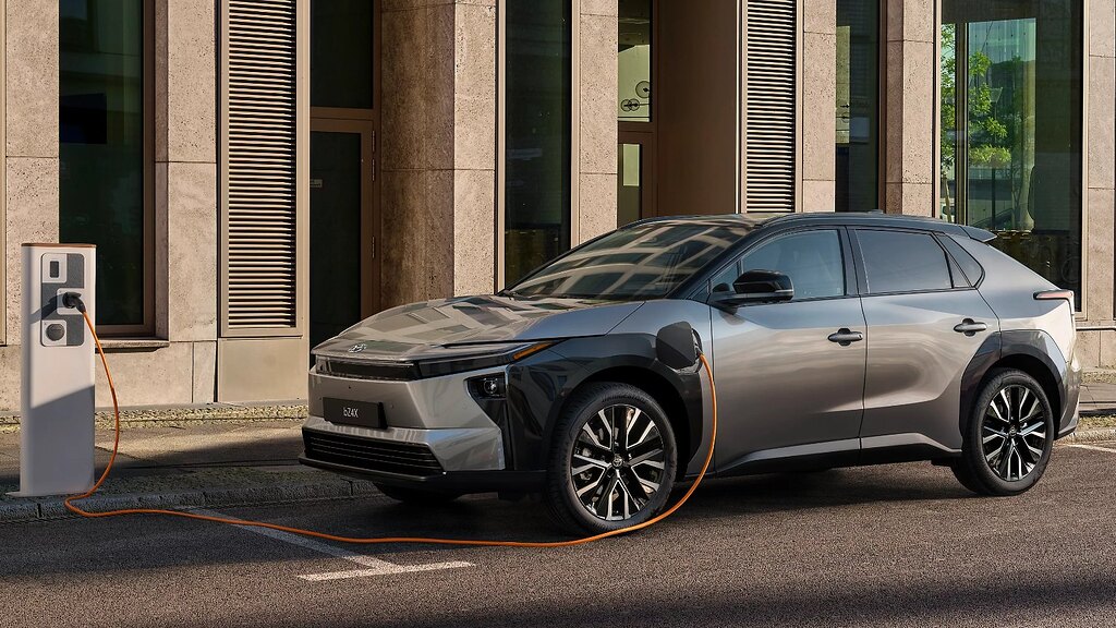 Um aviso no painel e o carro perde a tração a meio da estrada: é isto que pode acontecer a mais de 21 mil donos de Toyota bZ, Lexus RZ e Subaru Solterra