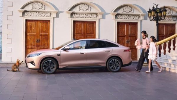 A BYD lançou o Qin Max, um sedan do tamanho de um Tesla Model 3 a metade do preço, e a razão por trás disto conta uma história maior