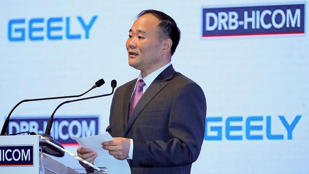 O fundador da Geely deixa a presidência, e a marca aposta quase tudo nas exportações depois de as vendas na China caírem 22,6%
