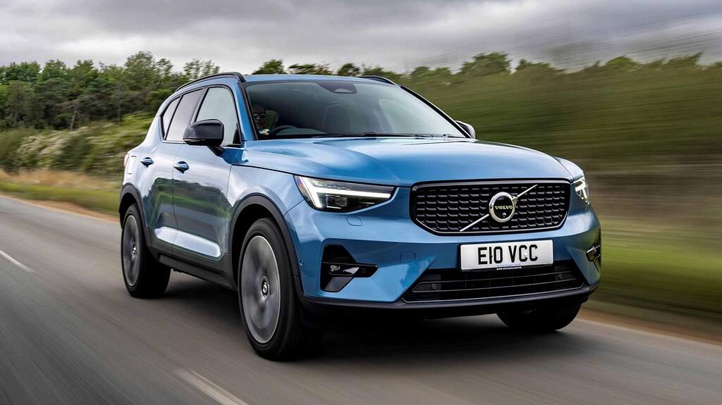 Os SUV Volvo XC40 e EX40 vão deixar de ser duas faces da mesma moeda, e o sucessor do elétrico vai chamar-se EX50